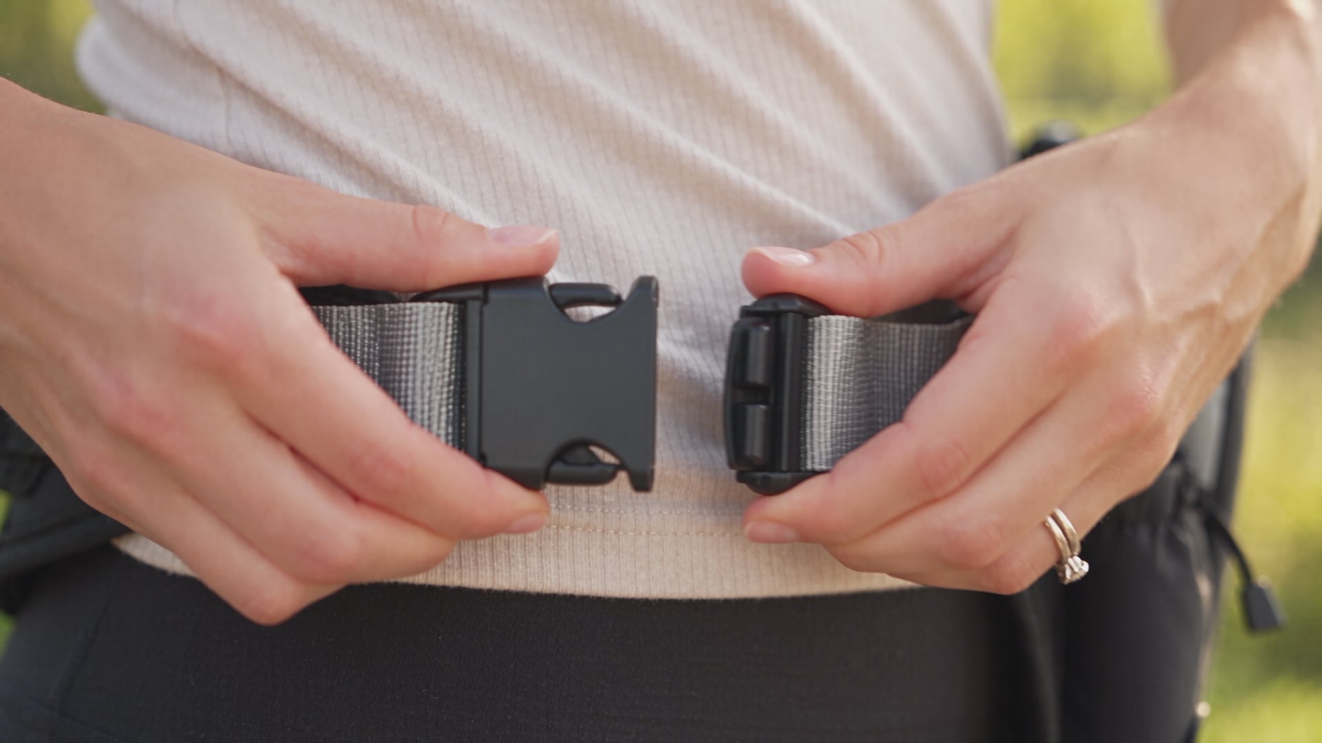 Hands-Free Dog Walking Waist Pack demonstration